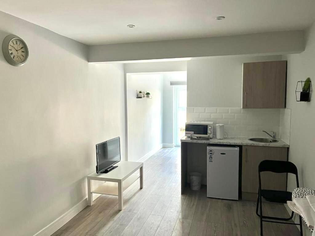 Southall Stays Near Heathrow Ub2 Exterior photo